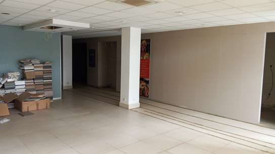 LOCAL COMMERCIAL EN DUPLEX À LOUER  VDN image 3