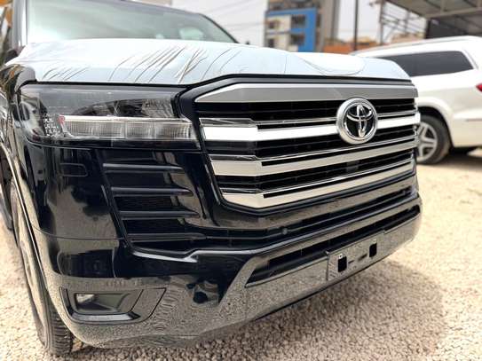 Toyota land cruiser LC300 image 11