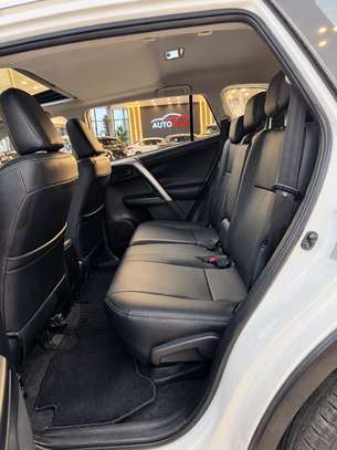 Toyota Rav4 2017 Limited image 9