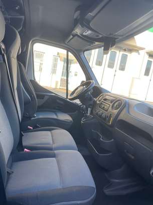 Renault Master utilitaire blanc grand volume image 6