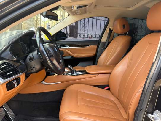 BMW X6 SUV gris métallisé polyvalent image 3