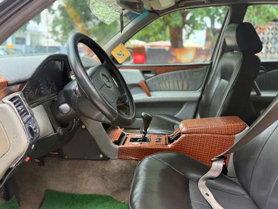 Mercedes Benz e200 image 2