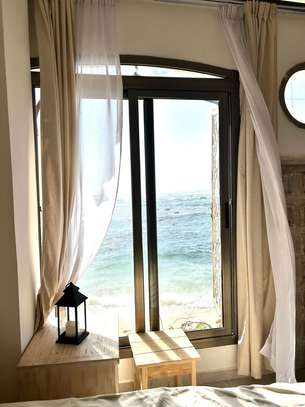 LA PREMIERE TINY HOUSE DES ALMADIES, PIEDS DANS L'EAU image 13