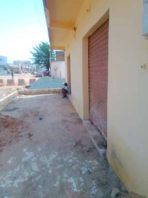 Magasin à Louer à Touba Mbal à côté du marché Ocass image 4