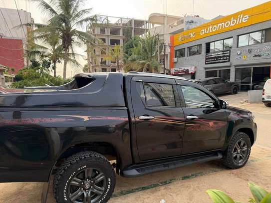 Toyota Hilux 2021 noir SUV pick-up pare-buffle image 2
