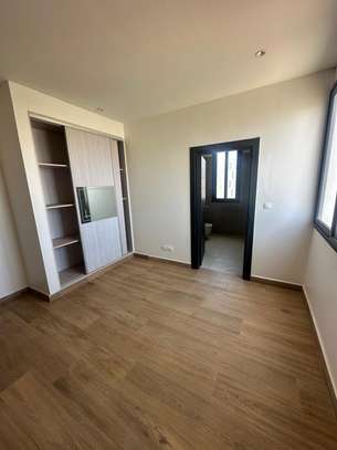 Duplex au 5 étage à louer Almadies sur la route de King fadh image 8