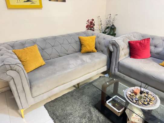 Canapé velours gris 3 places style Chesterfield image 2