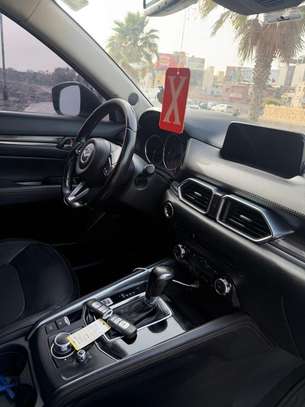 Mazda CX-5 SUV 5 portes gris métallisé moderne image 9
