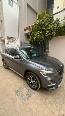 BMW X1 SUV compact gris métallisé performant image 4