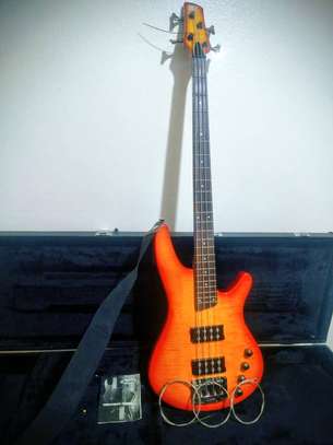 Basse électrique active 4 cordes orange avec étui image 3
