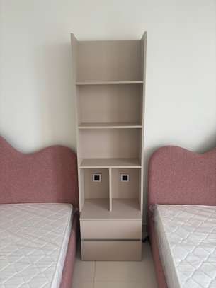 Paire de lits simples rose poudré avec matelas + meuble image 2