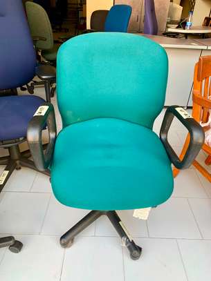 Chaises en plastique et chaises de bureaux image 6