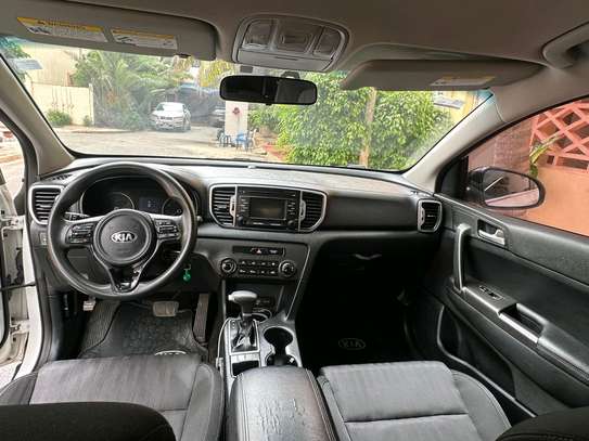 Kia Sportage blanc SUV spacieux et fiable image 4
