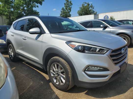 Hyundai Tucson full options version 4x4 image 9