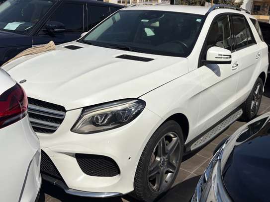 Mercedes GLE 400 2016 SUV blanc spacieux performant image 4