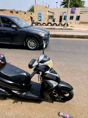 SYM 50cc scooter noir mobilité urbaine économique image 3