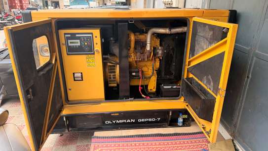Moteur diesel industriel jaune avec batterie intégrée image 7