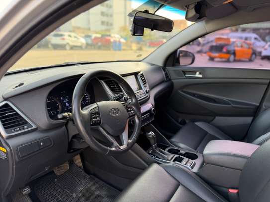 Hyundia Tucson image 9