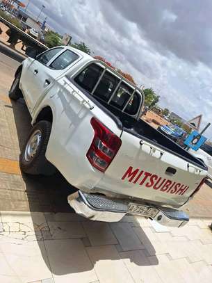 Mitsubishi l200 2018 image 3