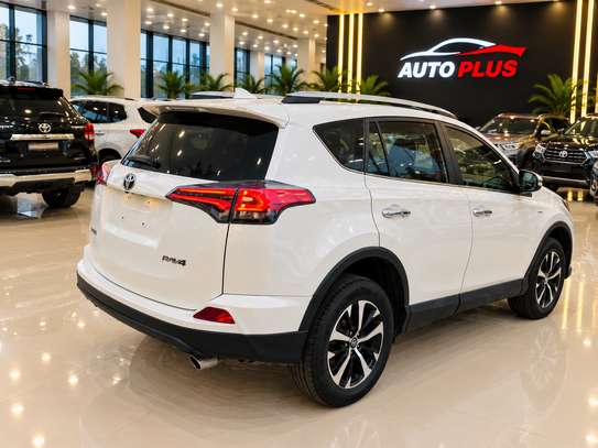 Toyota Rav4 2017 Limited image 6