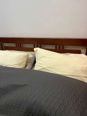 Ensemble lit (avec matelas) et 2 tables de nuits image 2