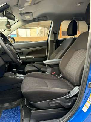 Mitsubishi SUV compact 5 portes bleu polyvalent image 9