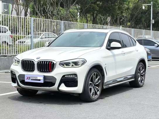 BMW X4 SUV blanc puissant et élégant image 2
