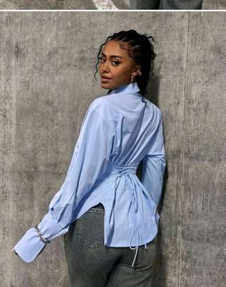 Chemise bleue cintrée laçage dos manches longues image 2