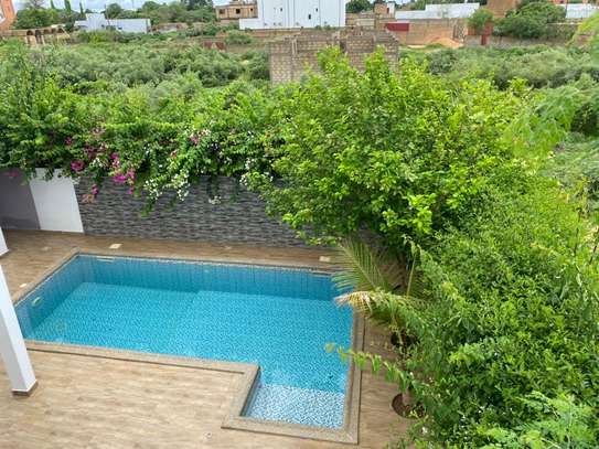 Maison moderne 2 étages avec piscine privée et balcon image 9