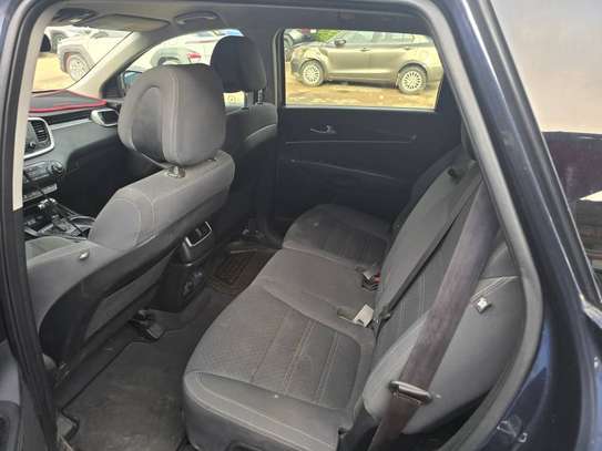 kia sorento image 3