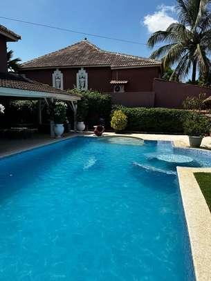 Villa bord de mer spacieuse avec piscine image 8