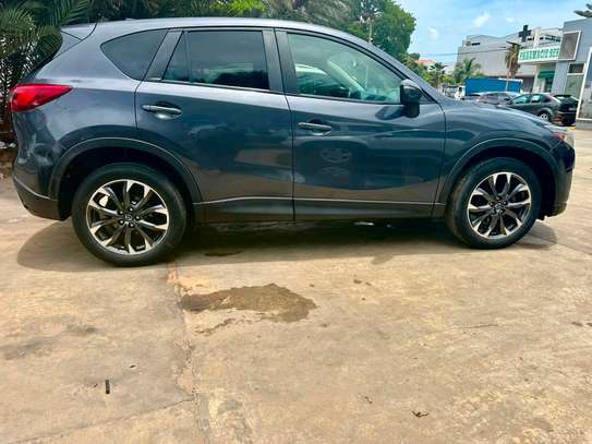 Mazda CX-5 SUV gris métallisé polyvalent image 2