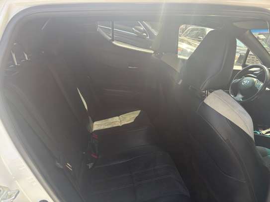 Toyota C-HR hybride SUV compact blanc toit noir image 10