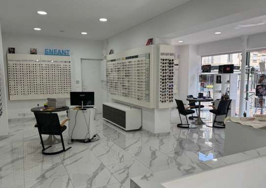Mobilier complet opticien image 2