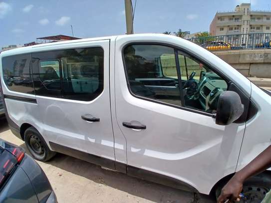 Ambulance Renault Trafic Année 2015 (URGENT) image 3