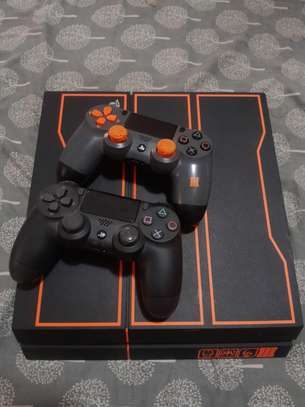 PS4 Fat edition Call of duty black ops 3 edition 1tb image 3
