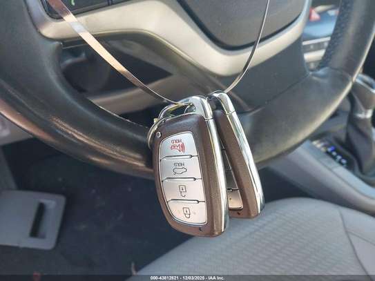 Hyundai Elantra Limited 2017 image 5