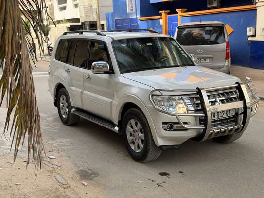 Mistubichi pajero 2015 image 9