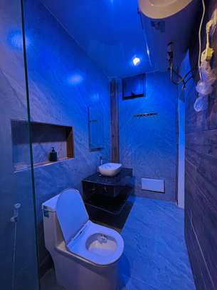 Chambre spacieuse avec climatisation et LED design image 9