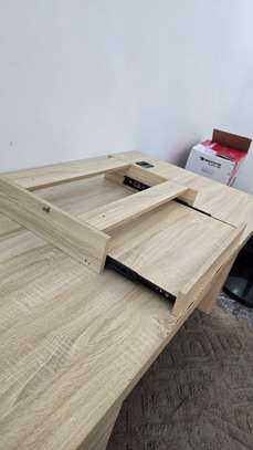 Bureau avec tirois+ compartiment pour clavier -très bon état image 9