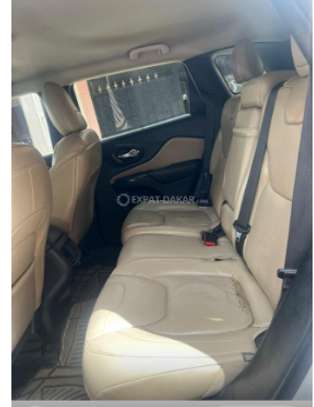 Jeep Cherokee 2015 SUV blanc robuste et confortable image 3