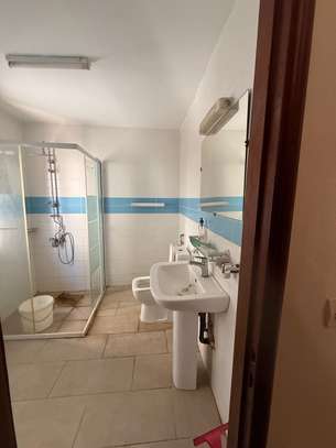Villa R+2 à vendre aux Almadies Titre Foncier image 3