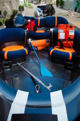 Bateau gonflable 4 places bleu-orange avec rames et gilets image 4