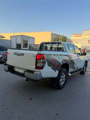 Mitsubishi l200 image 10