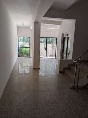 Immeuble R+6 à louer aux almadies image 5