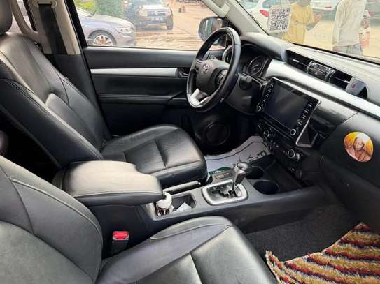 Toyota Hilux 2021 noir SUV pick-up pare-buffle image 3