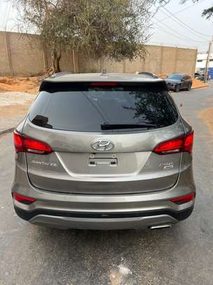 Je vend ma Hyundai santafe 2017 automatic essence image 5
