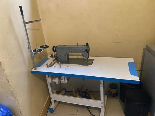 Machine à coudre quasi neuve image 3