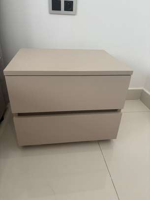 Lit gris clair NEUF , matelas 160x200 et 2 tables de chevet image 3