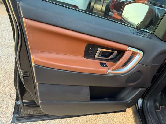 Land Rover Discovery image 2